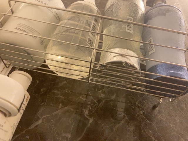 【ニトリ 強力ジェル吸盤 ステンレスボトルラック クレド】ラックは網目状になっているためヌメり防止にも！