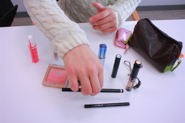 普段使っているメイク用品を見せて貰いました。