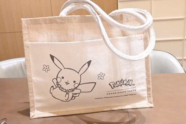 【グランド ハイアット 東京「ポケモン コラボレーション サマー 2025」】ピカチュウがデザインされたビーチバッグ