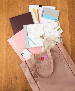 書類やパソコンを入れてお仕事に