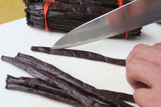 バニラは1本1本切り込みを入れてからビールに投入