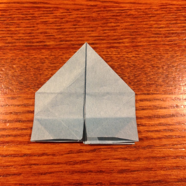 7）裏側も同じように折り目をつけて元に戻します。