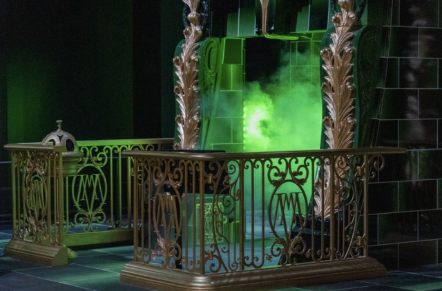 スモークや照明を使って煙突飛行粉を振りかける魔法体験も楽しめる