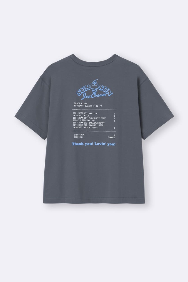 【GU×パペットスンスン】「グラフィックT パペットスンスン」1,490円/バックプリントにアイスクリームショップのレシートをプリント