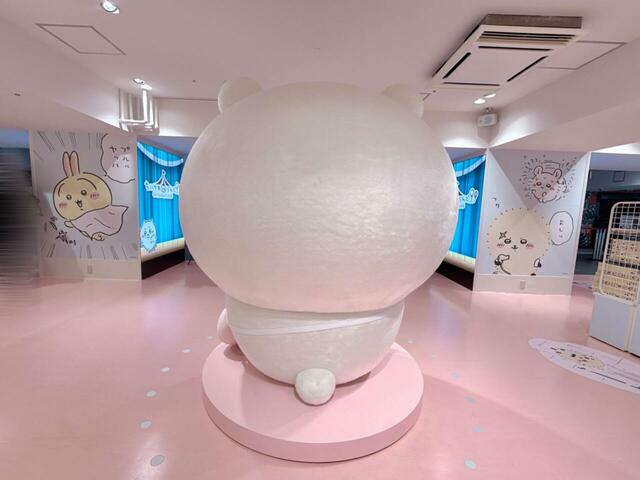 【ちいかわらんど 池袋パルコ店】後ろ姿もかわいい巨大ちいかわ♪