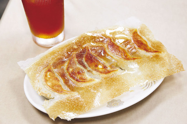 中国料理 歓迎 本店（蒲田）  羽根つき焼き餃子（5個）　300円