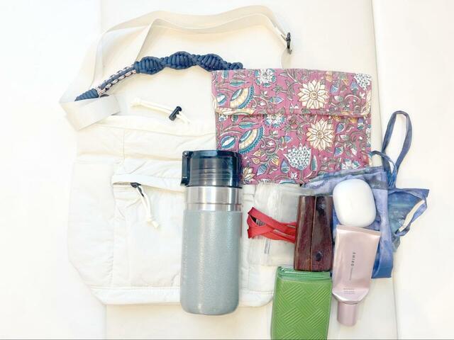 【niko and ... 編みハンドル2WAYバッグ】600mlの水筒やポーチなど、外出時の持ち物を入れてみると…⇒