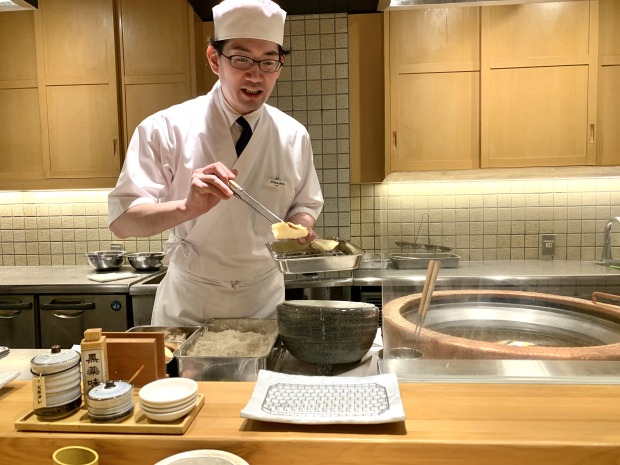今日は最高にいいお魚ですよ！と自信ありげな小野さん【天ぷら定食 まきの】