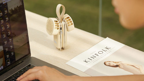 机の上に据え置くことができます