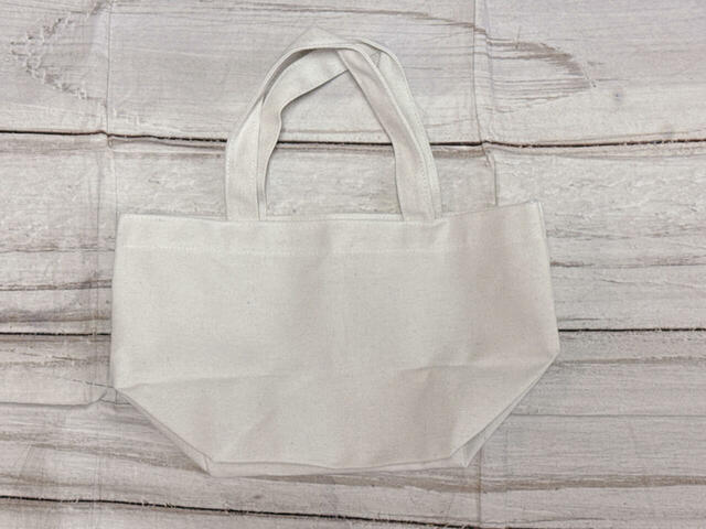 背面は装飾がないシンプルなデザイン