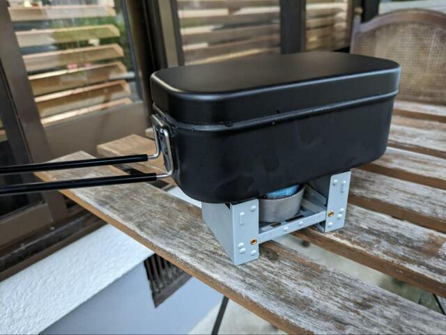 【ダイソー メスティン（1.5合、フッ素加工）】固形燃料に火をつけ、ちょこっとストーブにセット