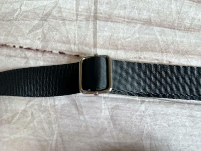 ショルダーストラップは長さ調整可能で、斜めがけでも肩がけでも持てます