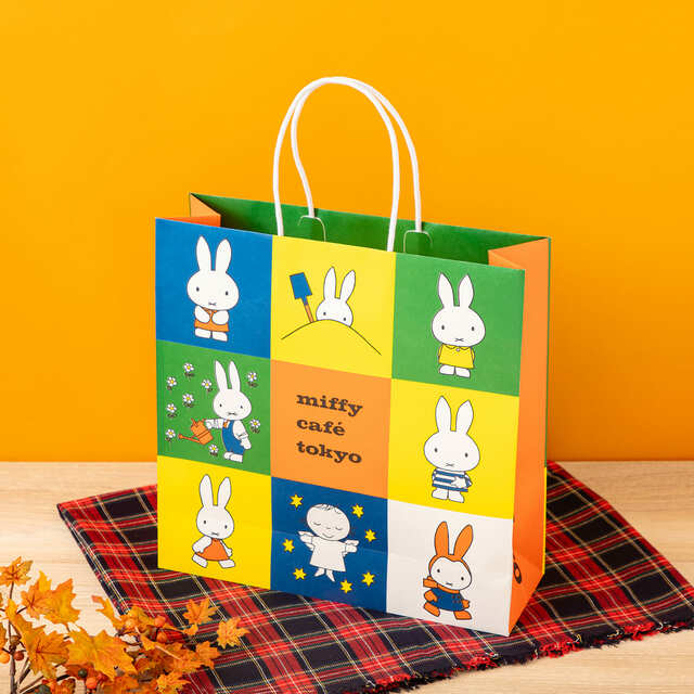 【miffy café tokyo】「ショッパー」税込220円／オリジナルのショッパー。1人3点まで（数量限定）