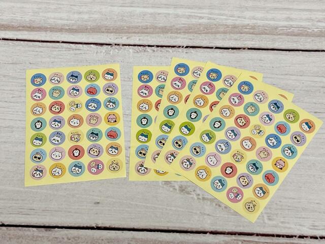 【ちいかわ100円雑貨】1シートに35枚のシール。1パックには5シート入っています!