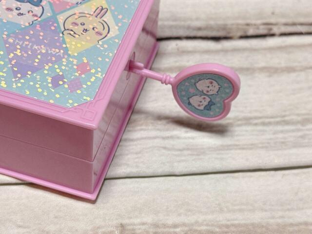 カギ穴にカギを入れて半周回せば開閉できる仕様