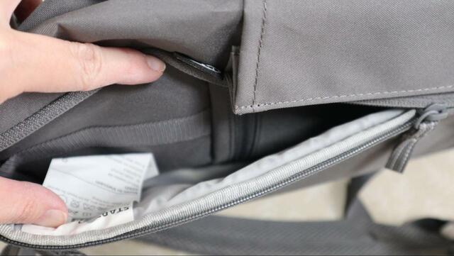 【IKEA スタルッティド 18l】背に接する面にファスナーがあり、中身を取り出せる