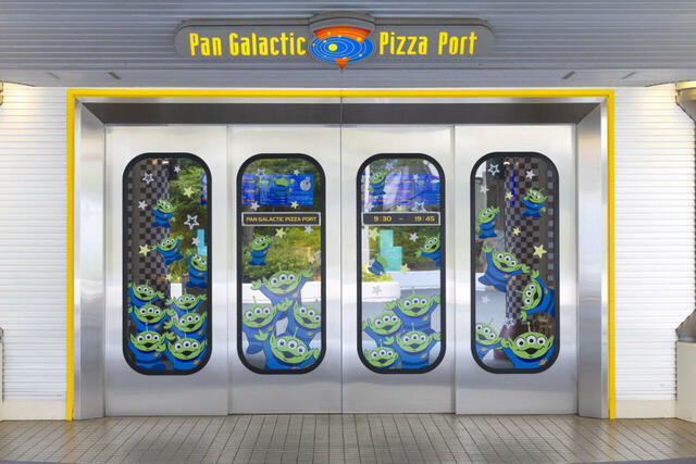 パン・ギャラクティック・ピザ・ポートの入口ドアはエイリアンでいっぱい