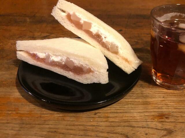 【ファミリーマート ももとホイップのサンド】断面からわかる、白桃のダイスのゴロゴロ感