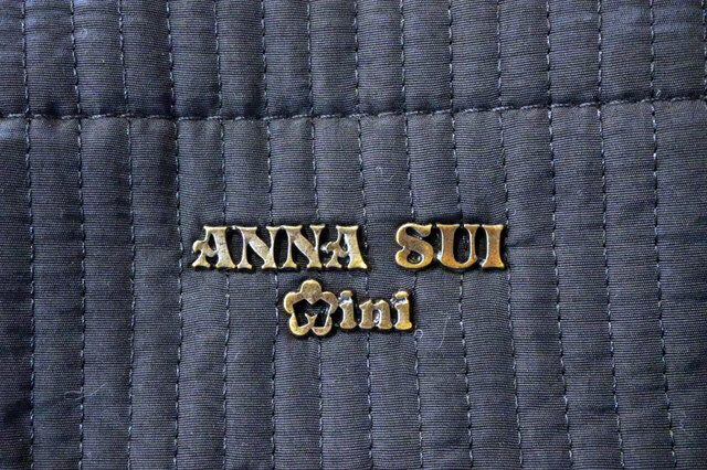 「ANNA SUI mini」のアンティークゴールドロゴ