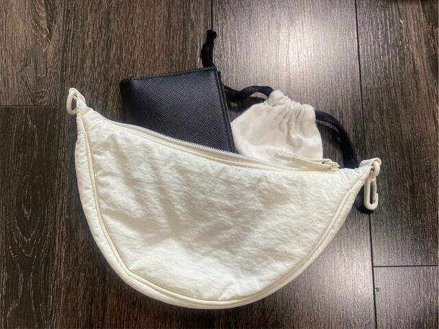 【ユニクロ ラウンドウルトラミニバッグ】スマートフォンや財布、ハンカチ、鍵などおでかけの必需品はスッキリ収まります◎