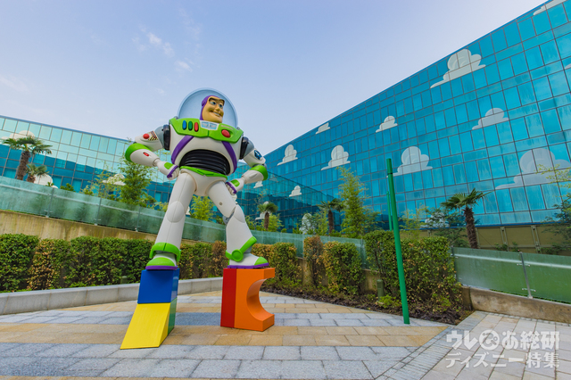 エントランス横に位置する中庭にはバズ。ウッディとは別の場所なので、両方チェックするのを忘れずに!