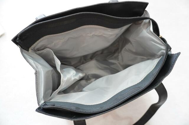 荷物を探しやすくするために明るめのグレーの生地を使用