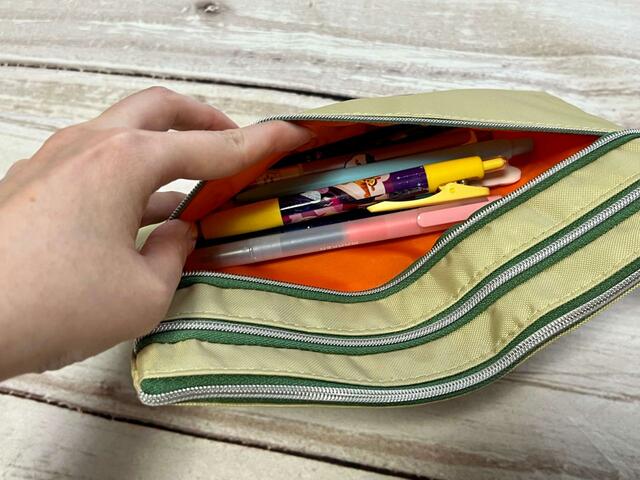 3段目には、ペン類を入れましょう！【GLOW 2023年11月号】付録「SNOOPYスヌーピーのビーグル・スカウト50周年」3段ポケット収納上手ポーチ