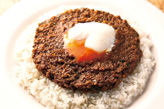キーマカレーの名店／すぱいす（荻窪）　キーマ風ドライカリー温泉卵のせ 1017円
