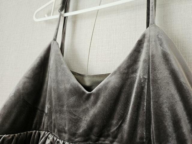 【coca　ベロアドッキングキャミワンピース】胸元の程よいVネックが、抜け感のある大人フェミニンスタイルに仕上げてくれます◎