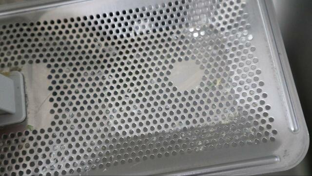 【ニトリ シリコーンスポンジ】食洗機の残菜受けにはかすやホコリが乾燥してこびりつく