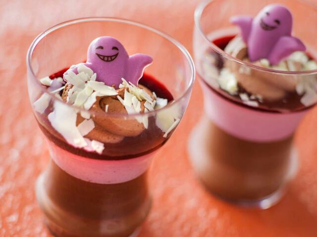 カシス＆チョコムース 550円（スーベニアカップ付きプラス550円）｜「ディズニー・ハロウィーン」スペシャルメニュー｜東京ディズニーリゾート40周年“ドリームゴーラウンド”｜販売店舗：東京ディズニーランド「スウィートハート・カフェ」、東京ディズニーシー「ザンビーニ・ブラザーズ・リストランテ」｜発売日：2023年9月1日（木）