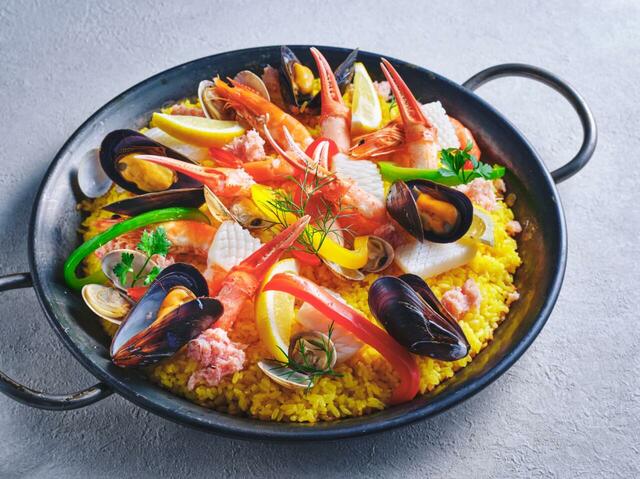 「カニパエリア」<期間:2024年9月1日~ 12月20日>【【京都】ズワイガニ食べ放題!“かに尽くし”ブッフェ「かに推し!海の幸のディナーブッフェ」開催!】