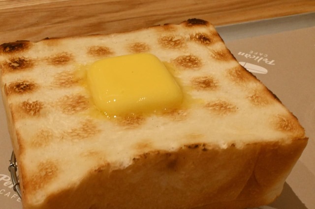 【ペリカンカフェ 麻布台ヒルズ店】ビジュアル抜群な「網焼きトースト」