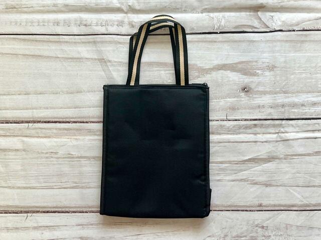 【otonaMUSE（オトナミューズ）9月号増刊】バックは無地のシンプルなデザイン