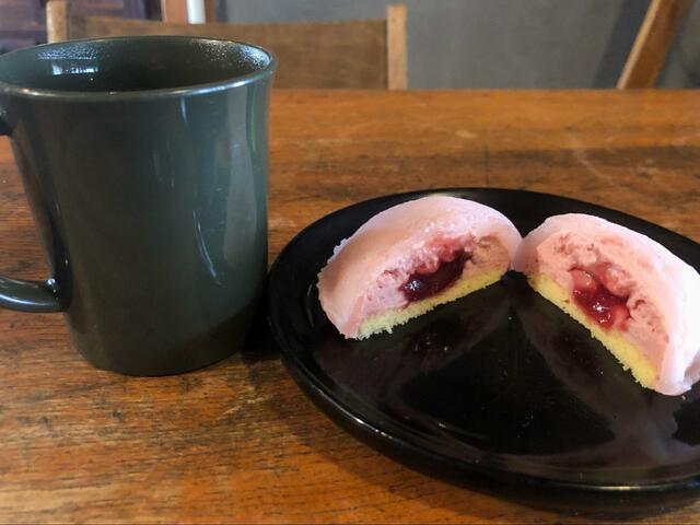 【ローソン　もちもち苺ケーキ大福（苺＆ホワイトチョコ）】濃厚ピンクのいちごジュレ、淡いピンクのいちごクリームと皮、スポンジのコントラストが可愛い