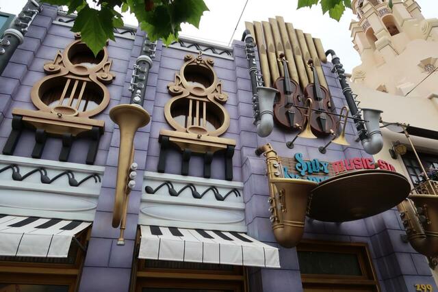 ミッキー・アベニューのお店外観がファンタジアモチーフ