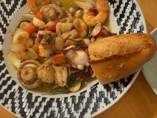 【コストコ シーフードアヒージョ】休日のワインタイムにぴったり！バゲットを用意すれば、もう外に出なくてもバル気分◎