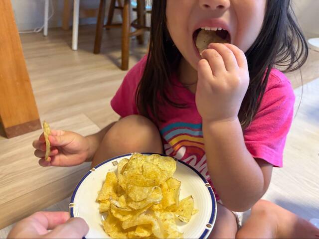 【コストコ　ハードバイト アボカドオイル ポテトチップス 3種バラエティーボックス】子どもも夢中に！家族みんなで楽しめるおやつタイム♪