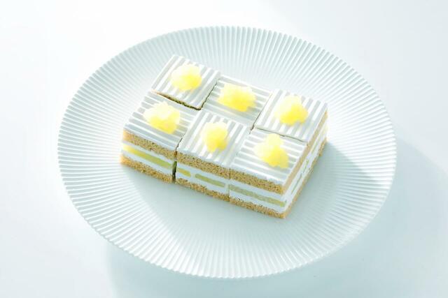 「スーパーメロンショートケーキ」<期間:2025年12月1日~16日/2026年1月5日~4月28日>【【予約受付中】ホテルニューオータニ大阪の「いちごのスイーツビュッフェ」が、“恋するいちご”をテーマにこの冬再登場します!】