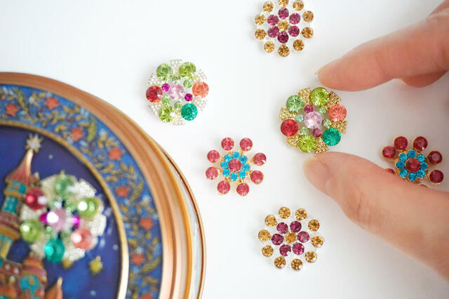 『お城缶』クリスマスの煌めきをマグネットにした『宝石マグネット』付き。宝石マグネットは４種類からお選びいただけます。