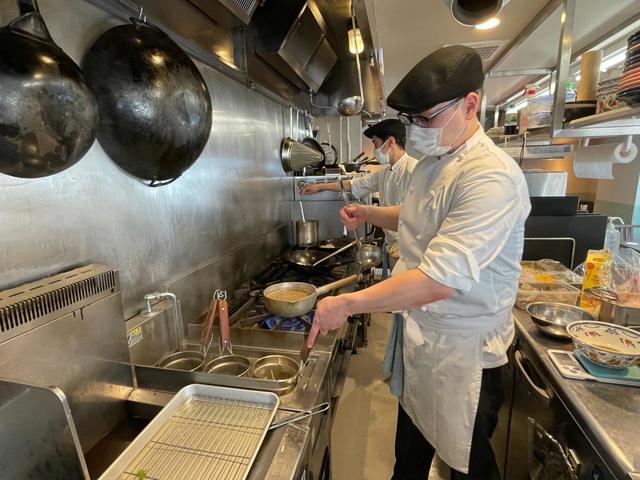 【88 Asia】厨房にはフォーをゆでたり、揚げたり、中華鍋をふるコンロがそろっていた