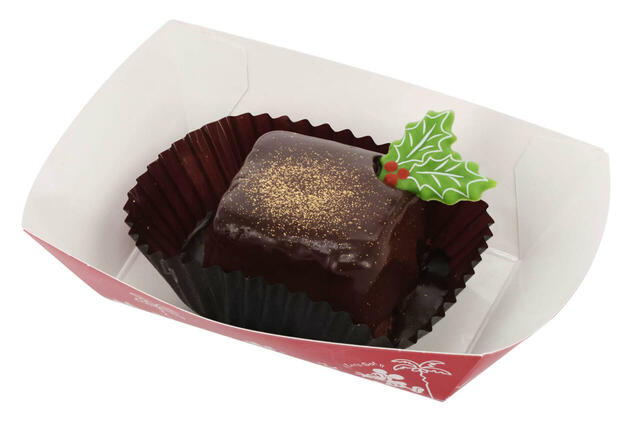 チョコレートケーキ(ナッツ入り) 550円|東京ディズニーリゾート「ディズニー・クリスマス」スペシャルメニュー|販売店舗:東京ディズニーランド「スウィートハート・カフェ」、東京ディズニーシー「ザンビーニ・ブラザーズ・リストランテ」|発売日:2024年11月8日(金)〜12月25日(水)