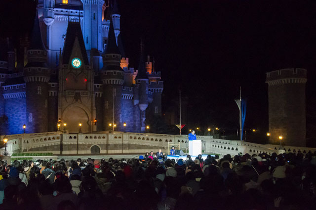 シンデレラ城前「キャッスルフォアコート」での、サンクスデーセレモニーの様子 ©Disney