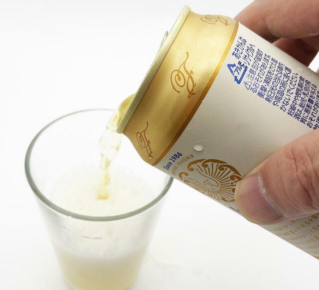 「アサヒ生ビール」をグラスに注ぐところ