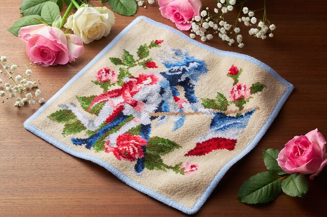 「オスカル」と「アンドレ」の愛を表現した 『FEILER ベルサイユのばら ハンカチ』の第一弾