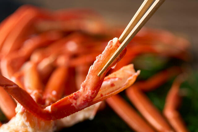 「紅ズワイガニ食べ放題」＜期間：2025年7月1日〜＞【鮮度抜群の豪華メニューが揃う「大江戸三つ星バイキング」がパワーアップ！大江戸温泉物語3施設で限定開催！】