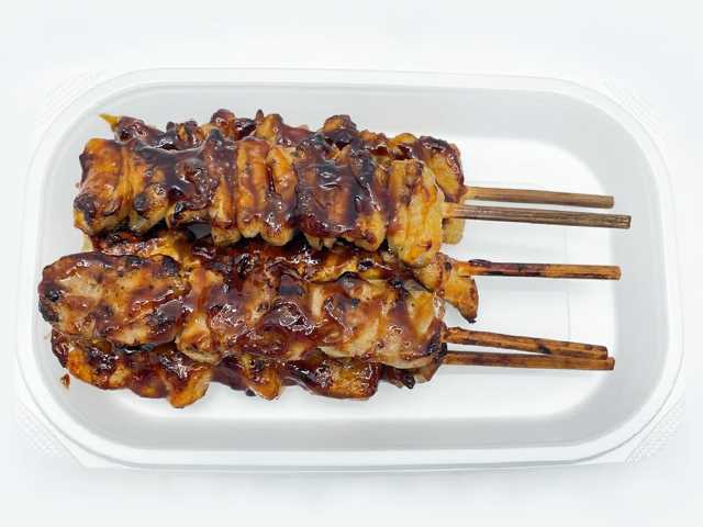【セブン-イレブンの惣菜人気ランキング 3位】「炭火焼き鳥もも3本・皮2本」626円（税込）