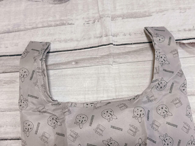 持ち手は肩がけは難しいですが、腕にかけて持てる長さです