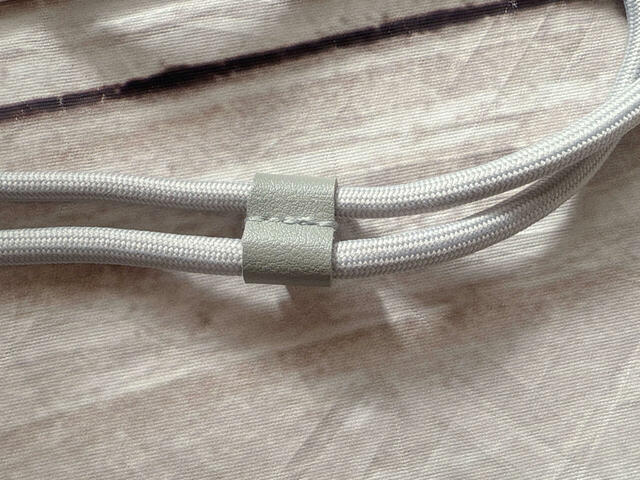 レザー調の生地のアジャスターで長さをできます