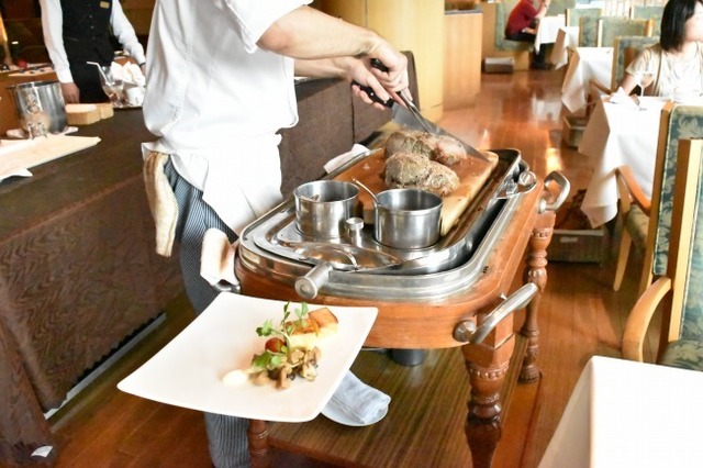 シェフが席で切り分けてくれる